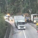 Caminhão espalha barras de ferro em Caraguatatuba