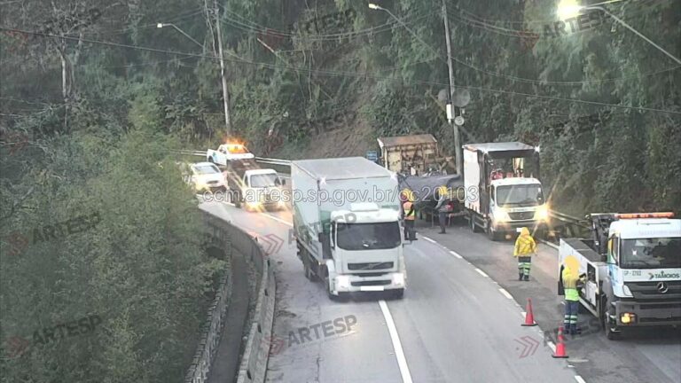 Caminhão espalha barras de ferro em Caraguatatuba