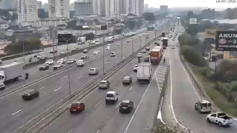 Acidente bloqueia faixa em Régis Bittencourt