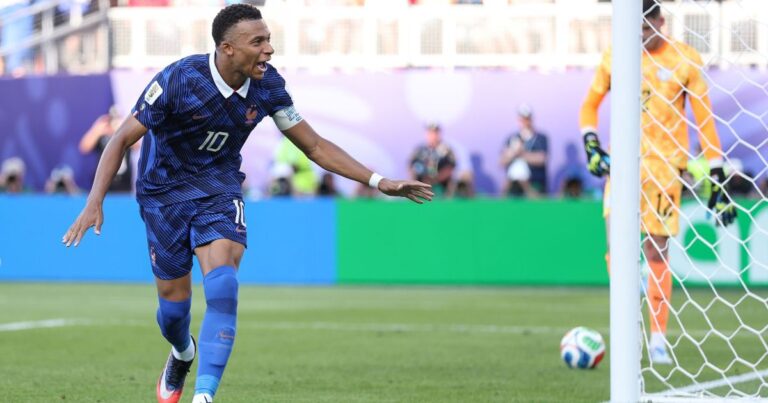 Mbappé converte pênalti e França avança
