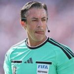 Raphael Claus expulsa jogador em Copa do Mundo
