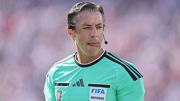 Raphael Claus expulsa jogador em Copa do Mundo