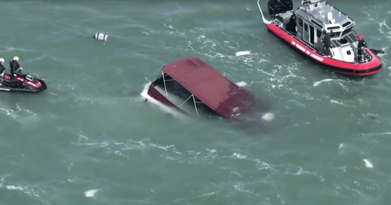 Barco em chamas mata pessoa e deixa desaparecidos