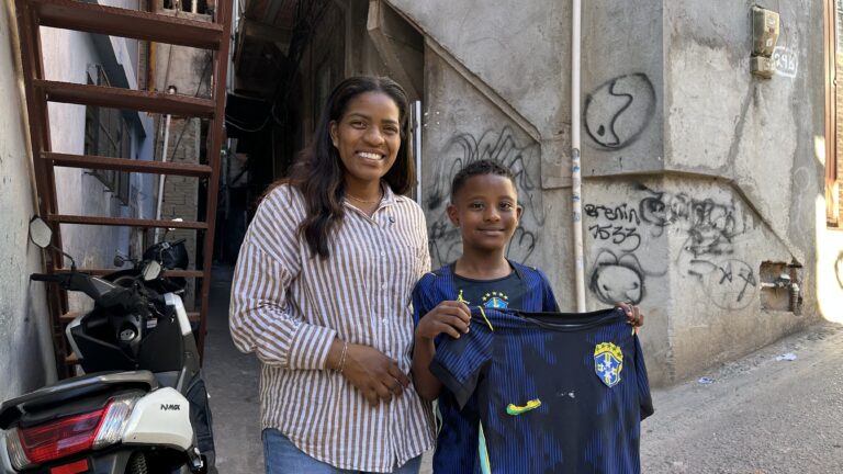 Menino de 9 cria camisa da Seleção