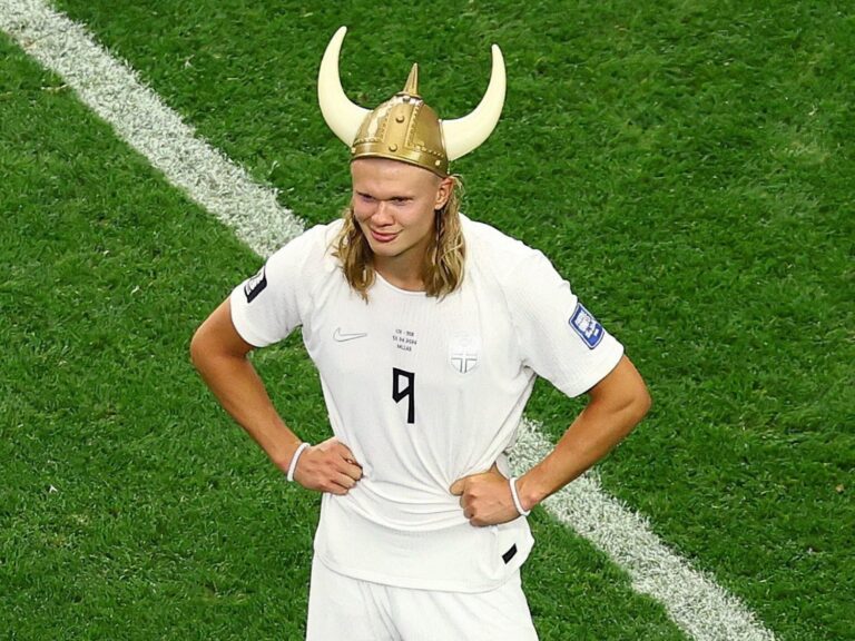 Haaland usa capacete viking sem chifres históricos
