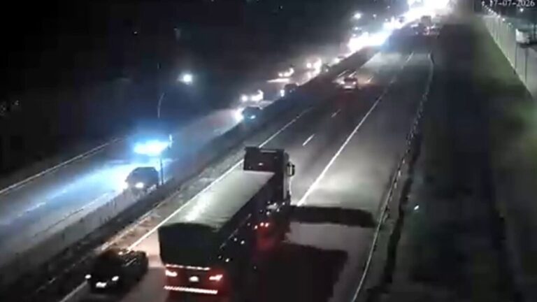 Acidente no km 149 atrasa tráfego em São José