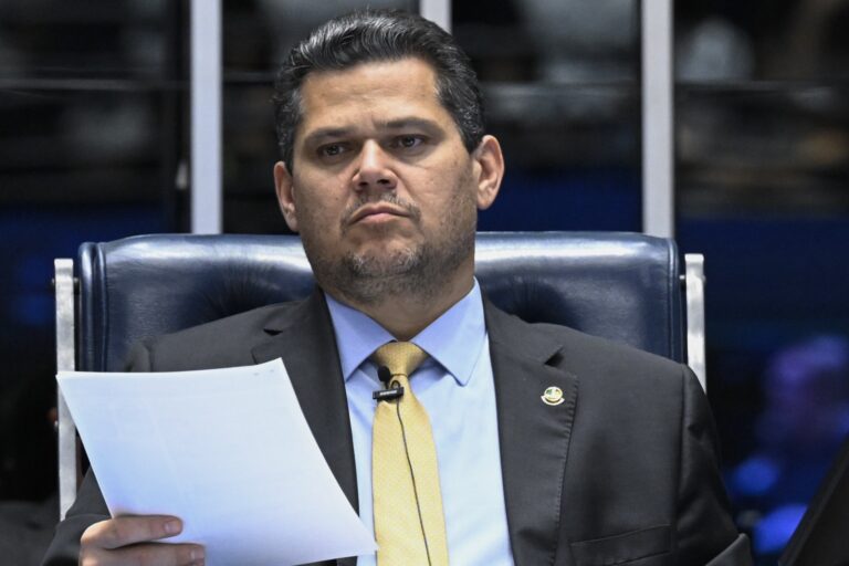 Senado entra em recesso e PEC 6×1 fica parada