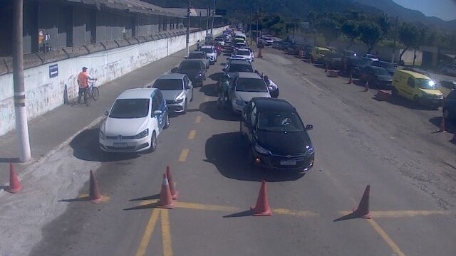 Travessia para Ilhabela sofre com maré baixa