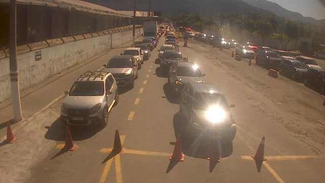 Fila de 90 minutos atrasa viagem a Ilhabela