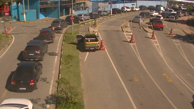 Travessia de Ilhabela reduz espera, mas bloqueia veículos pesados