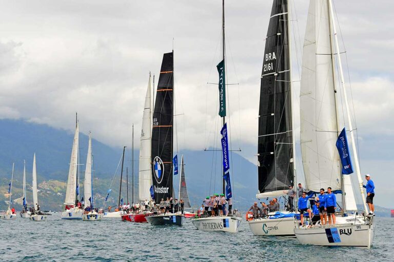 Desfile dos barcos abre Semana de Vela em Ilhabela