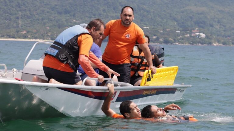 São Sebastião inicia treinamento aquático com doação de agasalho