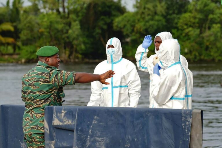 Guiana amplia busca após naufrágio de balsa
