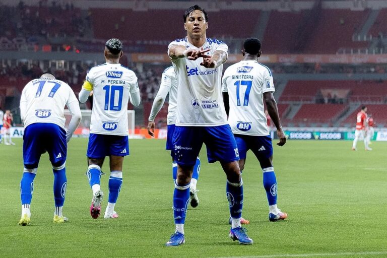 Cruzeiro vence Internacional e sobe na tabela