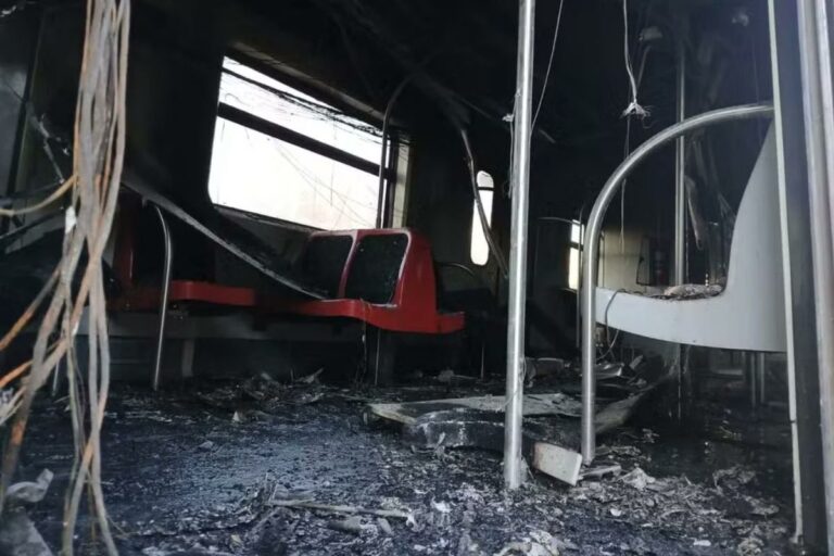 Botão de emergência de trem pega fogo em SP