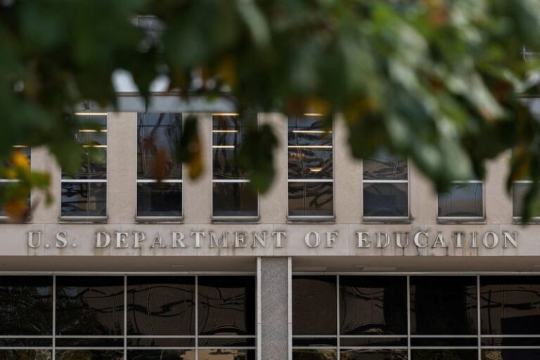EUA ameaçam cortar verbas de escolas por políticas