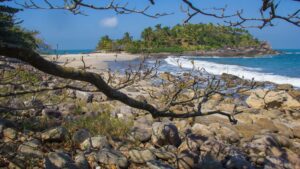 Praia de Calhetas em São Sebastião oferece beleza natural