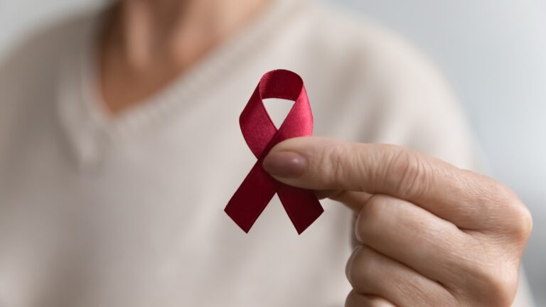 HIV: avanços científicos ameaçados por cortes no financiamento