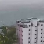 Vento arranca cobertura metálica e atinge praça