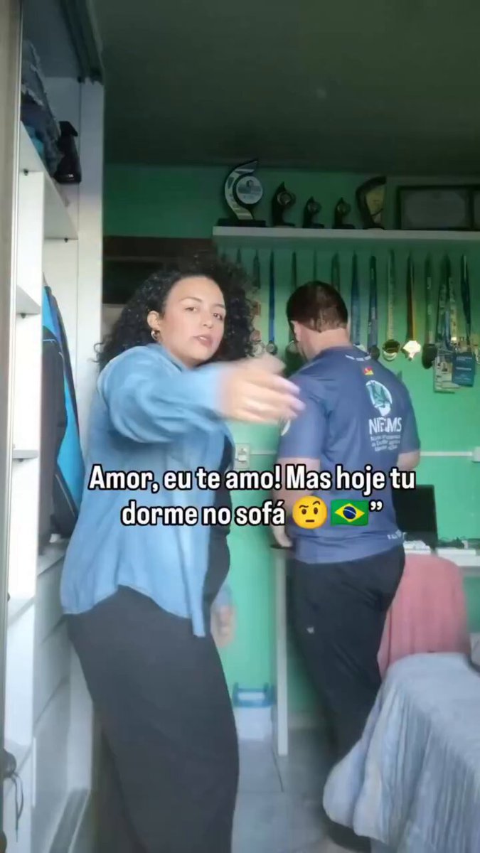Ana Machado coloca sósia de Haaland no sofá