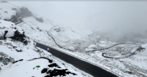 Neve fecha estradas e atrasa voos em La Paz