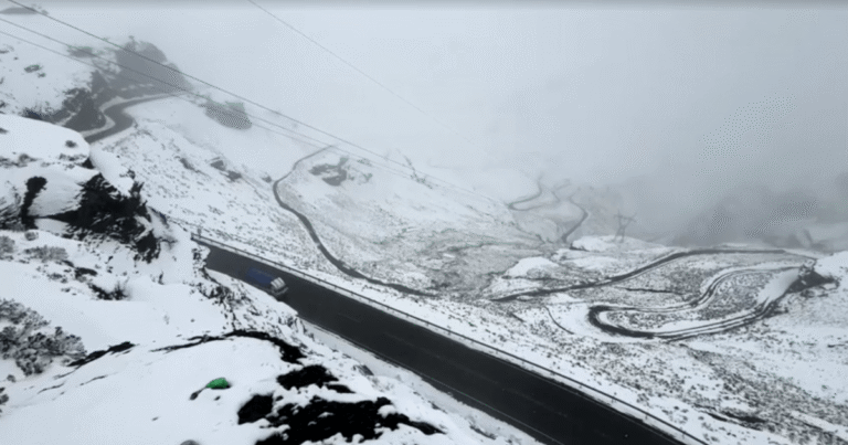 Neve fecha estradas e atrasa voos em La Paz