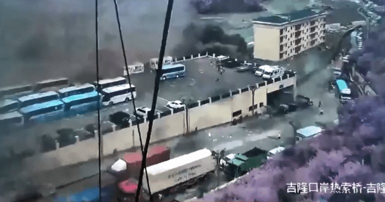 Enchentes destroem ponte chave entre China e Nepal