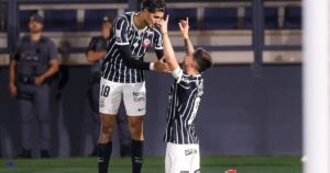 Corinthians vence Bragantino e cola no G5