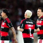 Flamengo vence Vitória e encurta distância ao Palmeiras