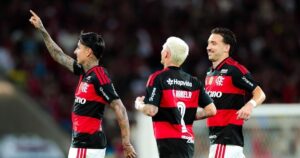 Flamengo vence Vitória e encurta distância ao Palmeiras