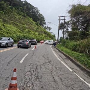 Acidente na Rio-Santos deixa trânsito parcialmente interrompido