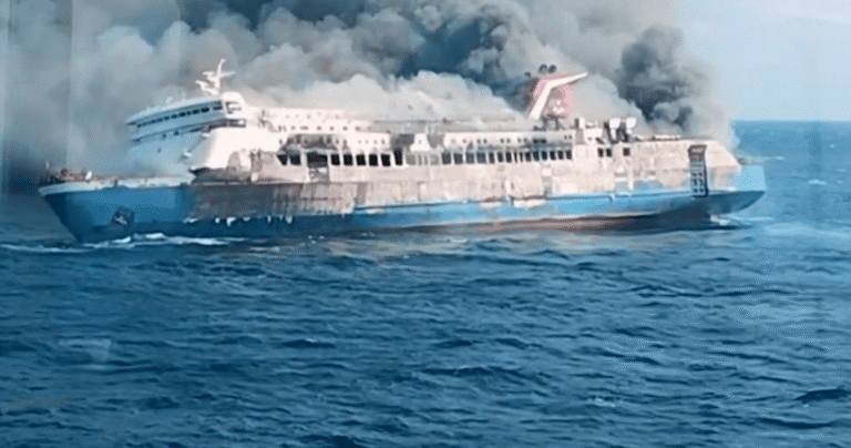 Balsa incendeia ao largo de Madura e mata cinco