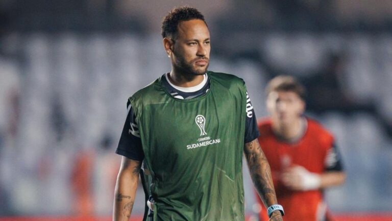 Neymar chateado após Copa, ama Santos