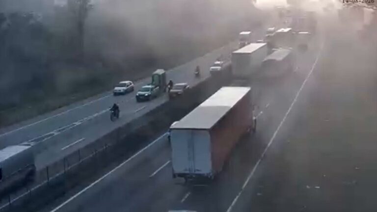 Acidente na Dutra gera congestionamento km 228 a 231