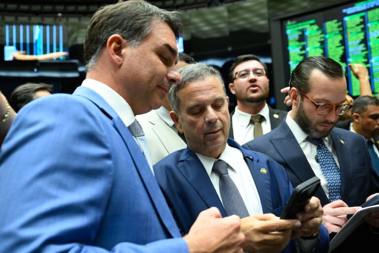 Flávio Bolsonaro e Marinho contestam críticas de Kassab