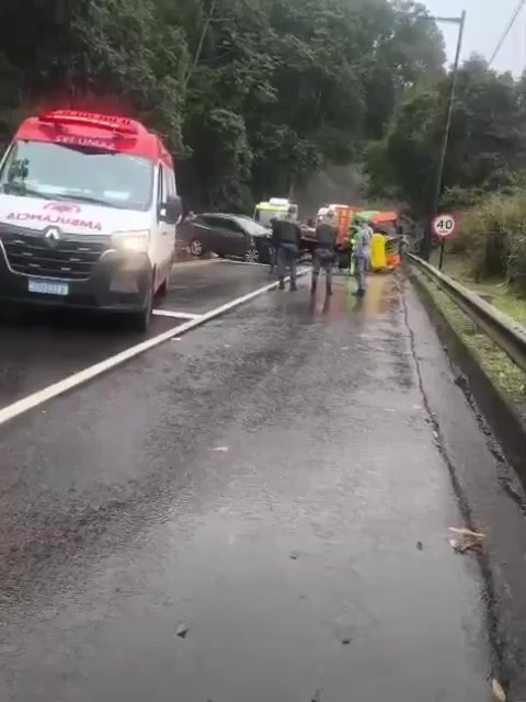 Acidente com caminhão e veículos é registrado em Caraguatatuba