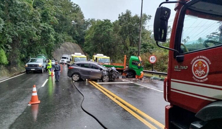 Acidente na Rio‑Santos deixa três feridos