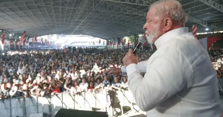 Lula leva metalúrgicos ao palco neste domingo