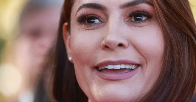 Bolsonaristas exigem duas viagens de Michelle