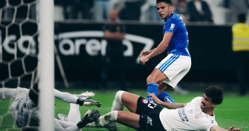 Cruzeiro vence Corinthians e se aproxima do G4