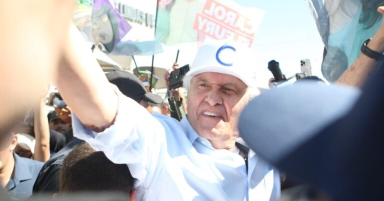 Caiado realiza carreata sem Kassab em campanha