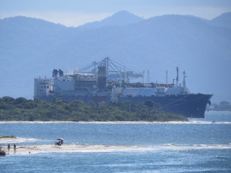 Navio-tanque é atingido por projétil próximo a Omã