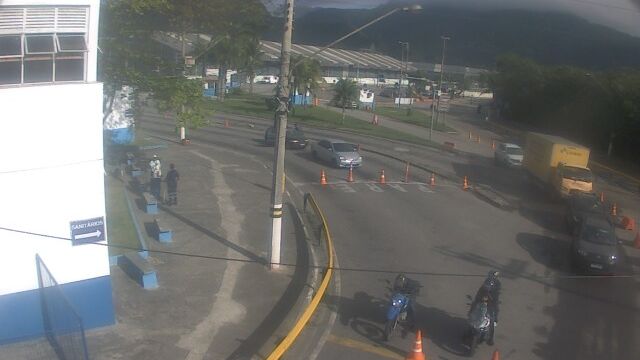 Ilhabela mantém fila padrão e paralisa carga pesada