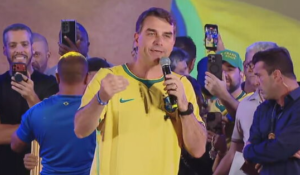 Flávio Bolsonaro adota slogan “O Brasil vai vencer”