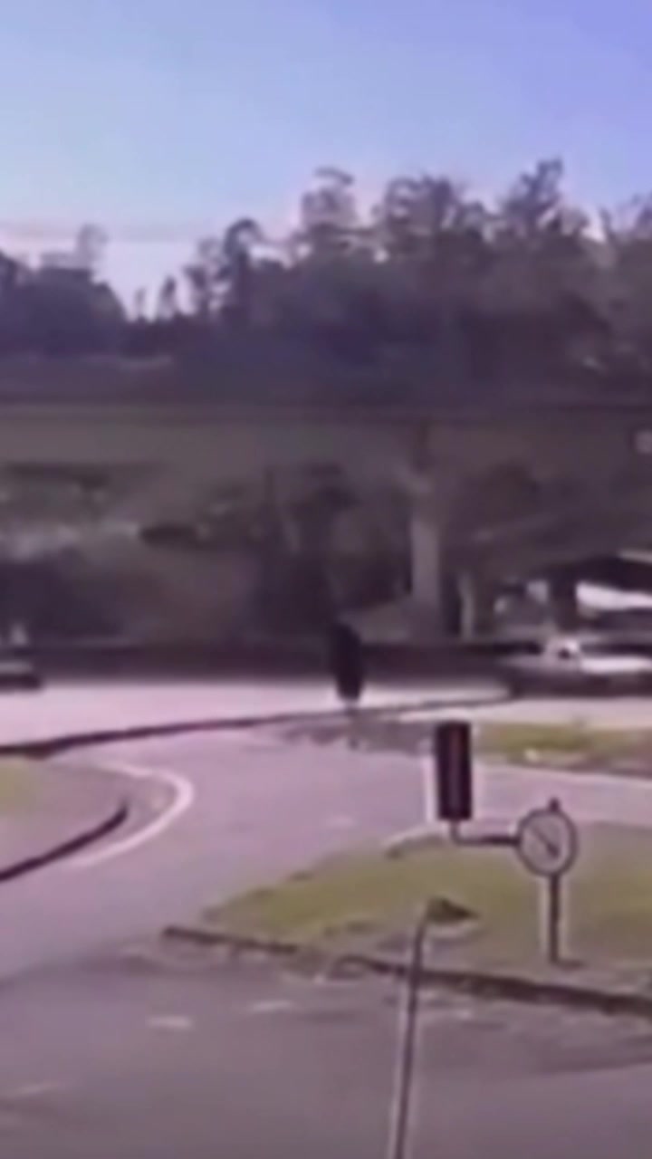 VÍDEO mostra momento em que passarela desaba e deixa dois mortos na Fernão Dias,