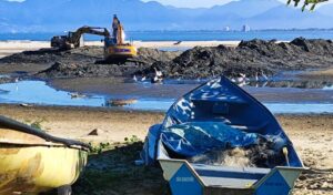 Banco de areia trava barcos e prefeitura age