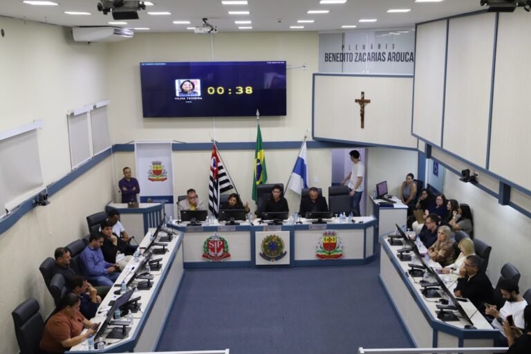Câmara de Caraguatatuba aprova leis sem prazo para implementação