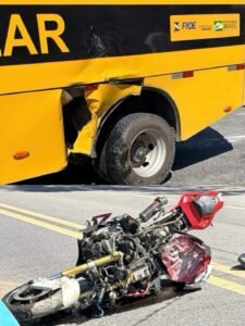 Motociclista morre após colidir com ônibus escolar em Ubatuba