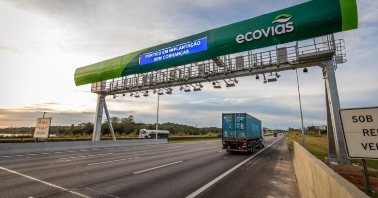 Motoristas consultam passagens de free flow pelo CNH