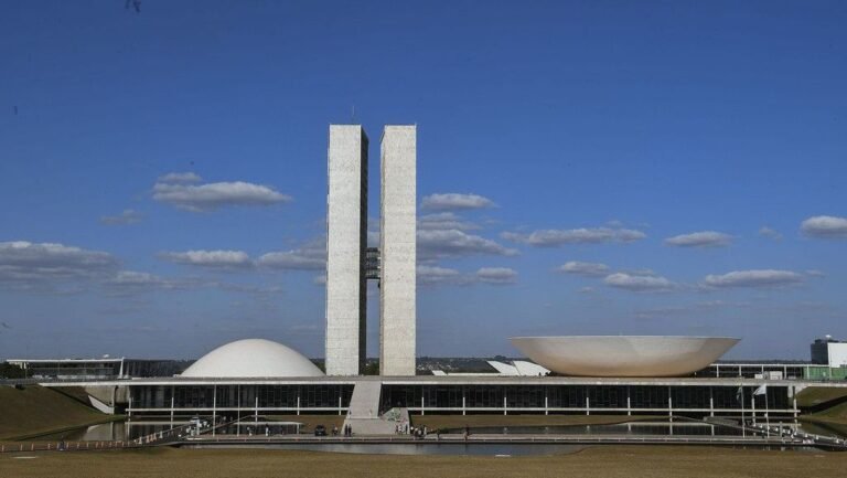 Oposição e governo usam investigações como munição eleitoral